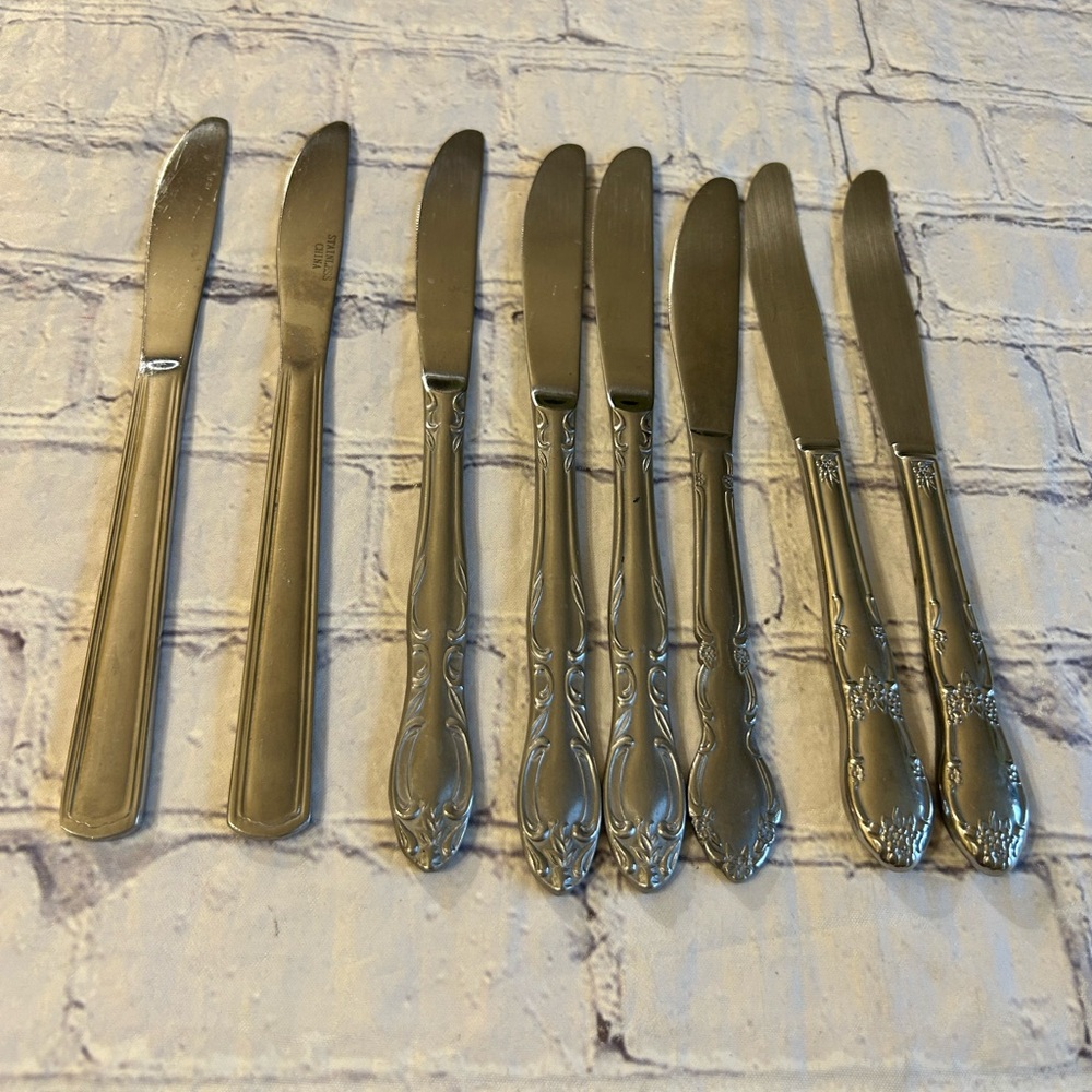 STAINLESS FLATWARE (8) DIFFERENT STYLES BUTTER KNIVES